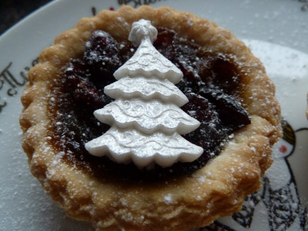 Mince Pies decorated with icing Mince Pies decorated with icing
