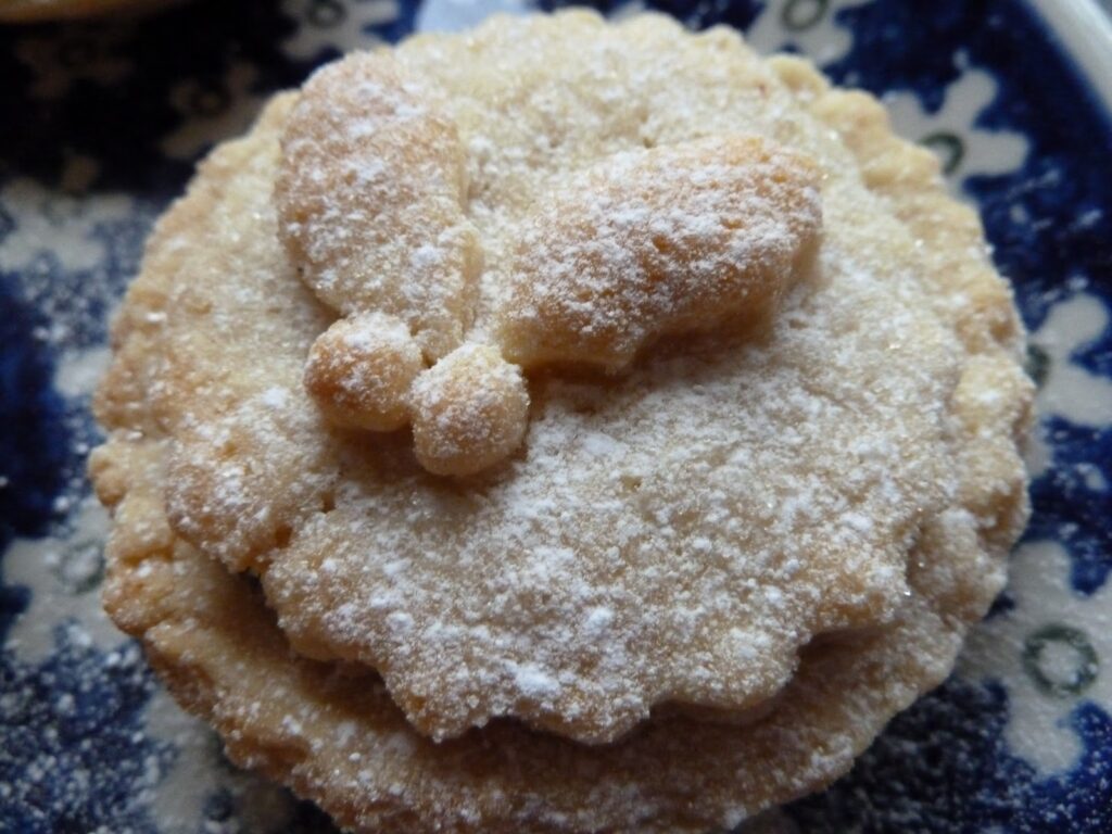 Mince Pies decorated with Holly Mince Pies decorated with Holly