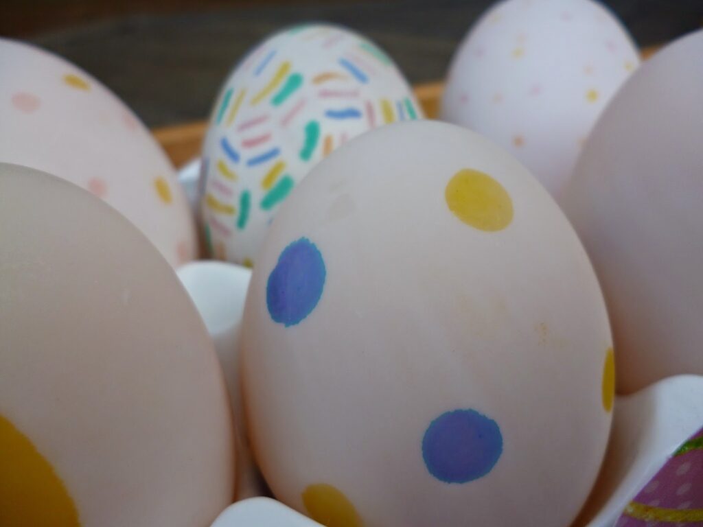 Fun craft idea decorating Easter Eggs with pen
