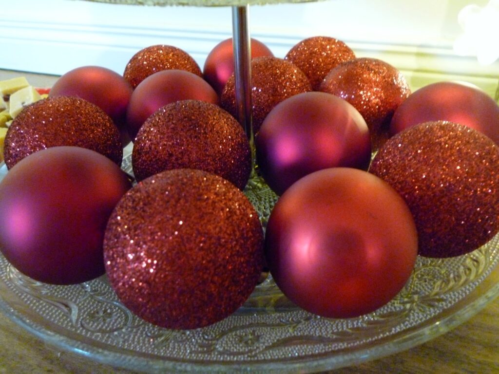 Make a Christmas Table Decoration using a Cake Stand and Baubles ...