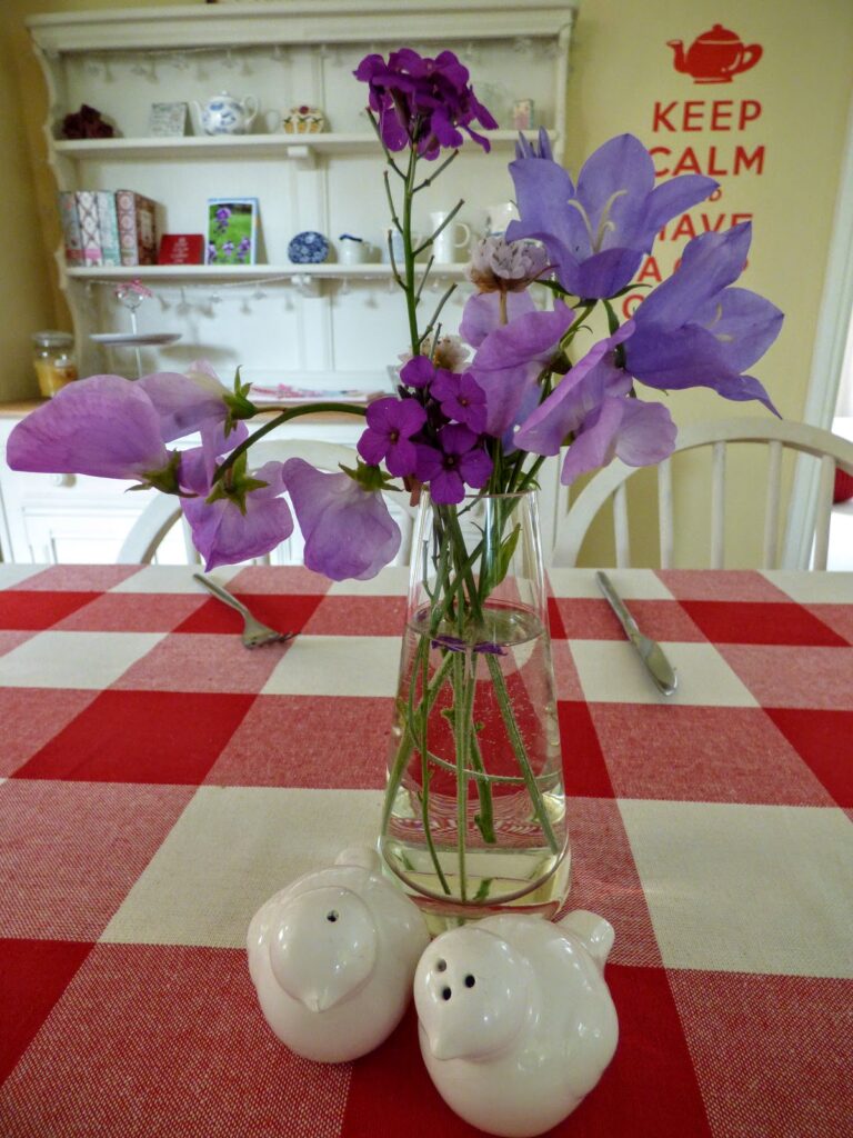 Sweet Pea posy birds cruet set Sweet Pea posy birds cruet set
